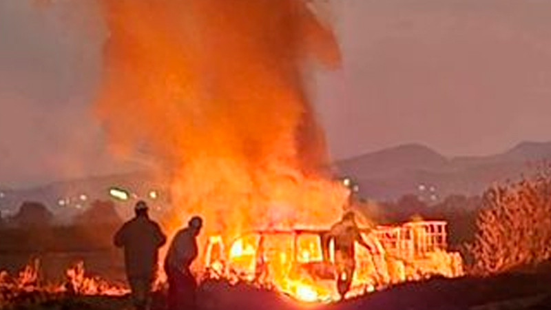 Explotan camionetas de presuntos huachicoleros, en Hidalgo 