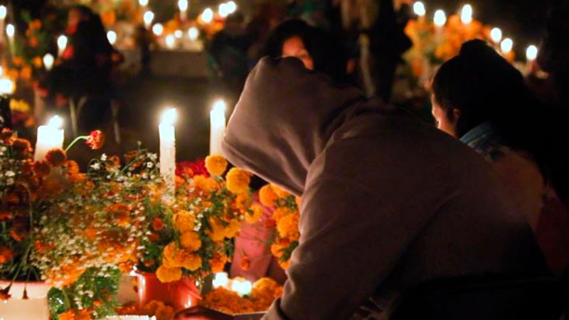 Fiel a sus raíces, doña Lourdes realiza los preparativos de Noche de Muertos en Janitzio, Michoacán 