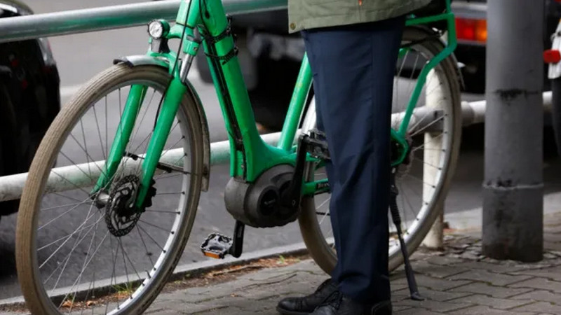 Castigarán con cárcel a ciclistas que utilicen su celular o conduzcan ebrios en Japón 