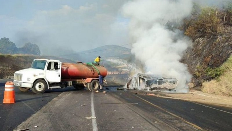 Choque entre tráiler y camioneta en la autopista Siglo XXI deja al menos 7 personas muertas 