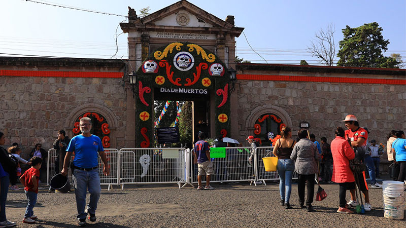 Visitantes del Panteón Municipal de Morelia, destacan limpieza y seguridad 