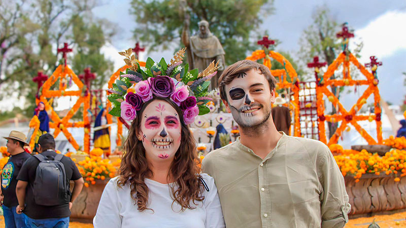 Turistas de China, Bélgica, Italia y España viven la Noche de Muertos en Michoacán  