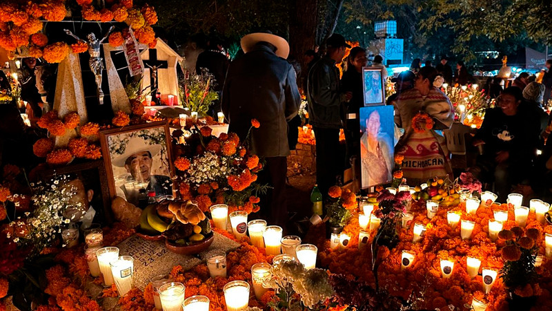 Noche de Muertos, la tradición que pone los ojos del mundo en Michoacán 