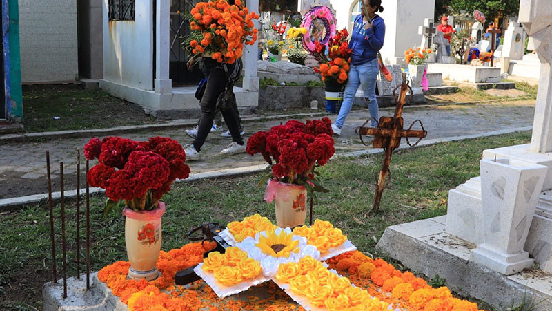 Con orden y tranquilidad, transcurre Día de Muertos en Panteón de Morelia 