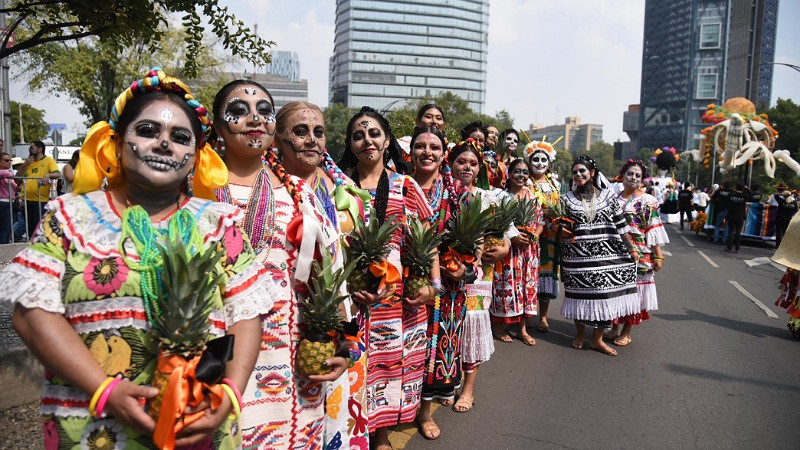 Más de un millón de personas presencian el Gran Desfile de Día de Muertos en la Ciudad de México 