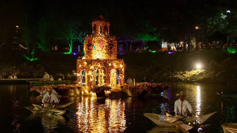 Hoy, último día para vivir el recorrido nocturno de canoas en manantiales de Urandén 