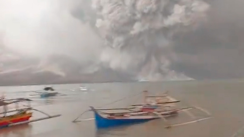 Erupción volcánica deja al menos 9 muertos, en Indonesia 