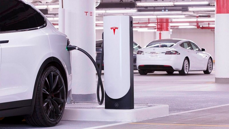 Acciones de Tesla suben 15% tras victoria electoral de Trump 