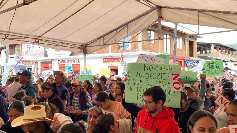 Comuneros en contra del autogobierno se manifiestan durante la consulta en Capula, Michoacán 