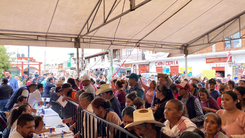 Comuneros en contra del autogobierno se manifiestan durante la consulta en Capula, Michoacán 