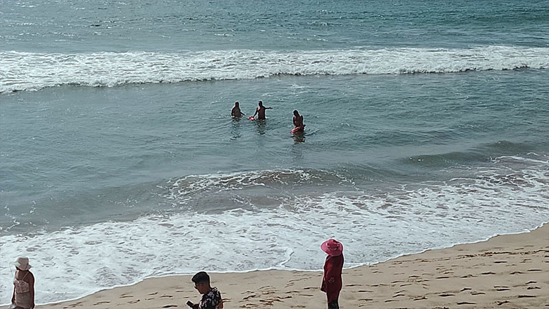 Salvavidas rescatan a turista de Michoacán en playa de Mazatlán, Sinaloa  