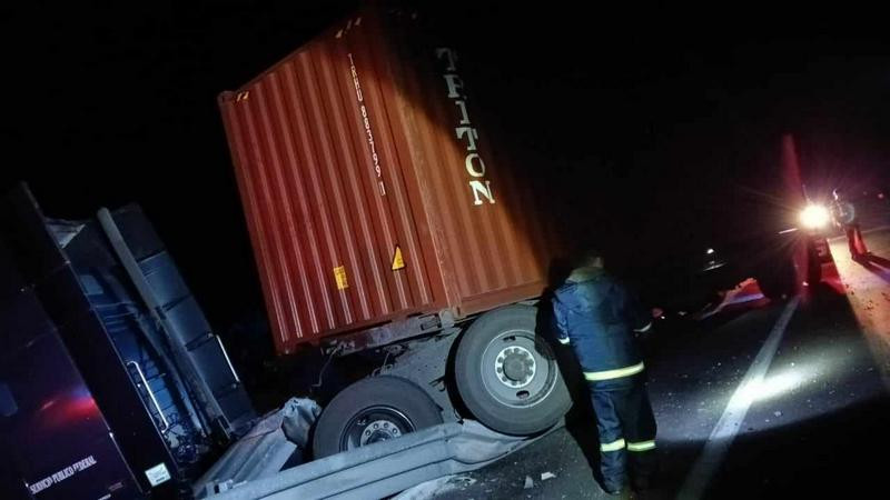 Accidente de tráiler en la Pátzcuaro-Cuitzeo deja daños materiales 