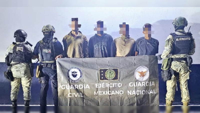 Detenidos 4 sujetos con arsenal, en operativo tras enfrentamientos en Apatzingán, Michoacán 