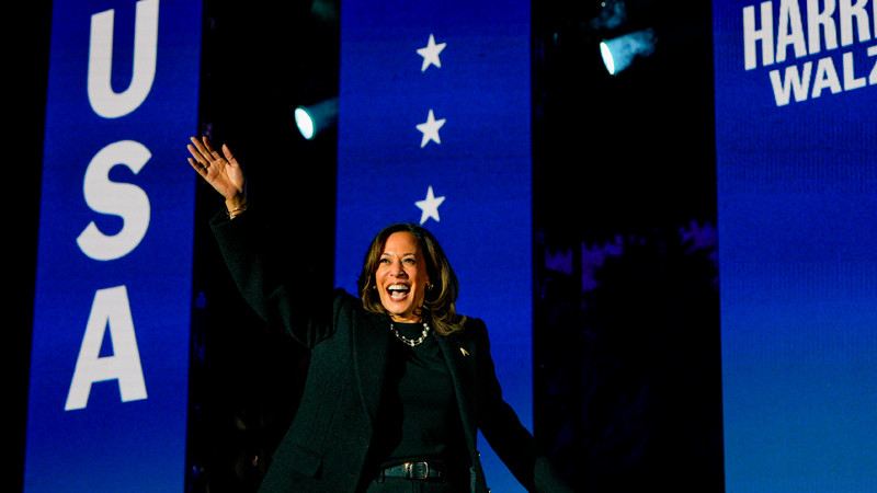 Dejan mensajes de apoyo y flores a Kamala Harris tras su derrota electoral 