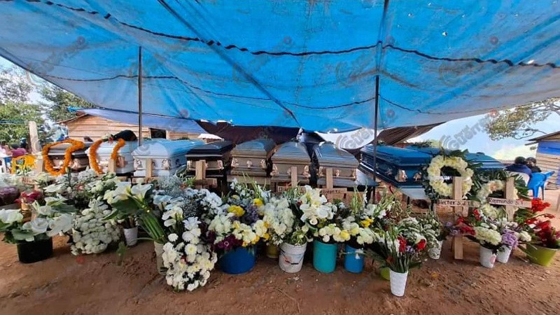 Sepultan a las 11 personas privadas de la libertad y asesinadas en Guerrero 