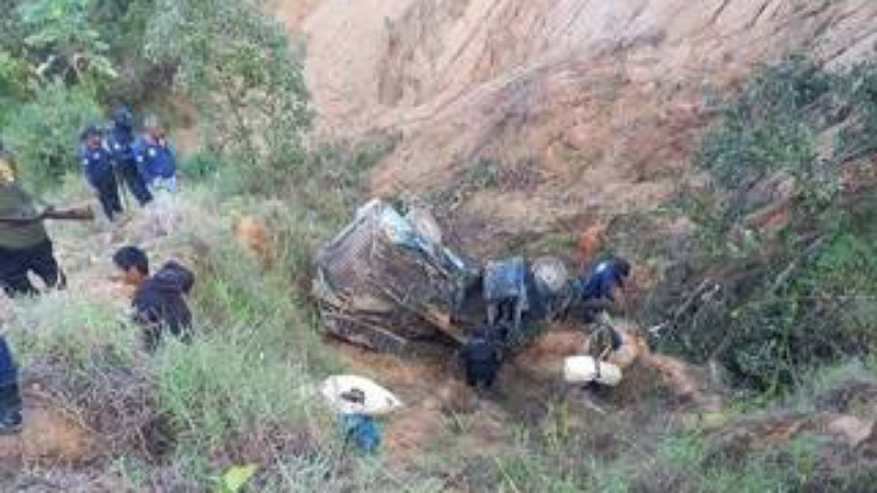 Camioneta cae a barranco y deja 5 personas sin vida en Ayutla, Guerrero 