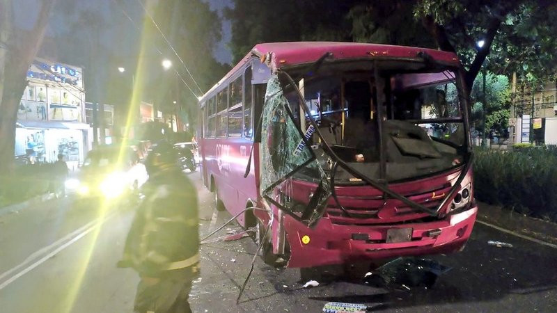 Autobús de transporte público choca en la Ciudad de México; hay 7 heridos 