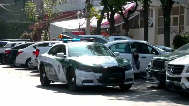 Policías evitan linchamiento de dos hombres en la Ciudad de México 