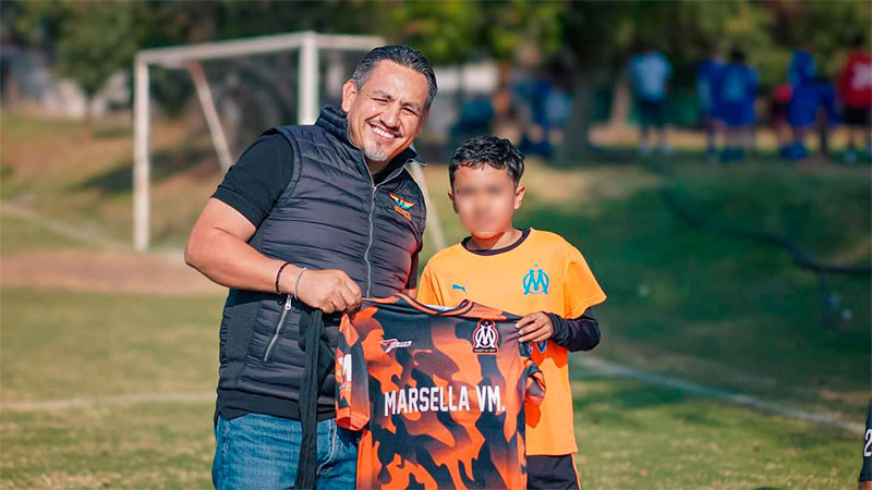 Víctor Manríquez entrega uniformes a deportistas 