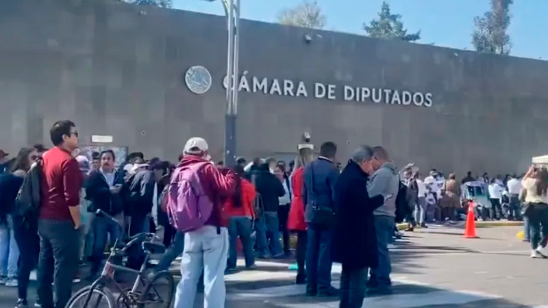 Maestros de educación media superior bloquean entradas a la Cámara de Diputados 