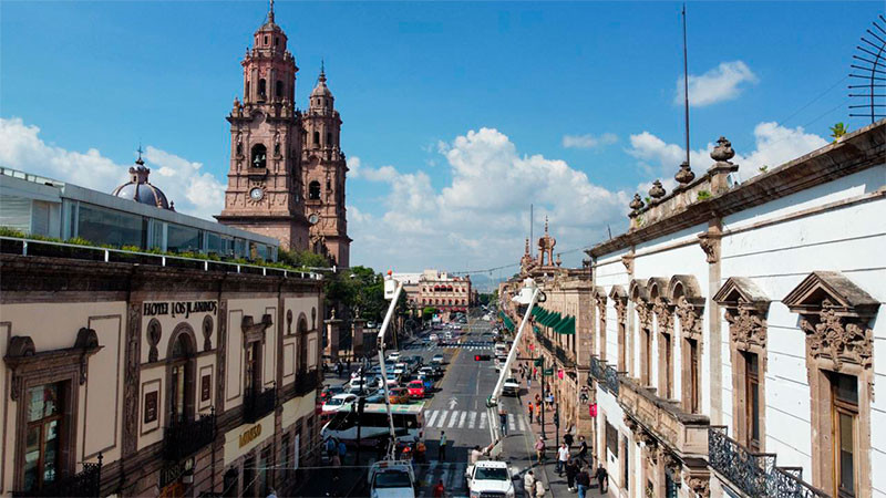 Anuncia ayuntamiento de Morelia cierres viales en av. Madero por instalación de iluminación decembrina 