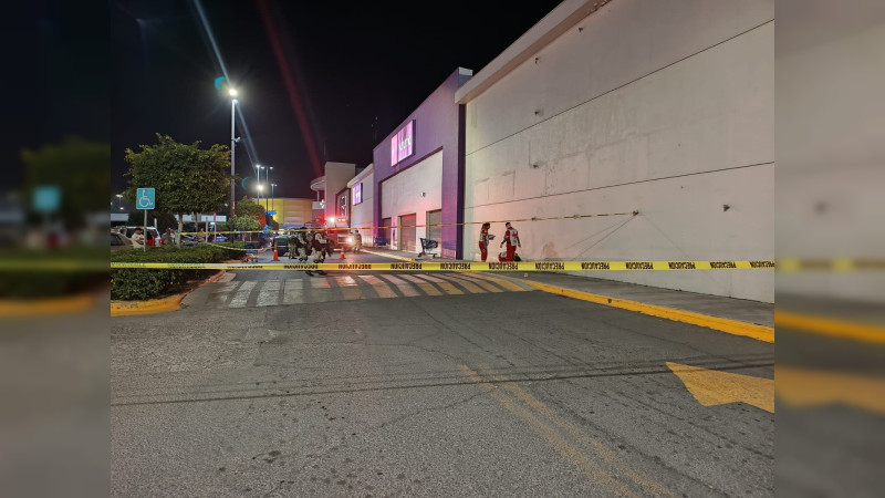 Ultiman a balazos a joven afuera de una plaza comercial en Celaya, Guanajuato