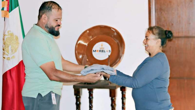 Entrega Conejo Alejos nuevos uniformes al personal de intendencia y recolección de basura de Morelos 