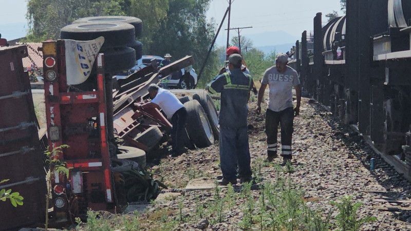 En Indaparapeo, Michoacán, tren se lleva un tráiler; solo hubo daños materiales 