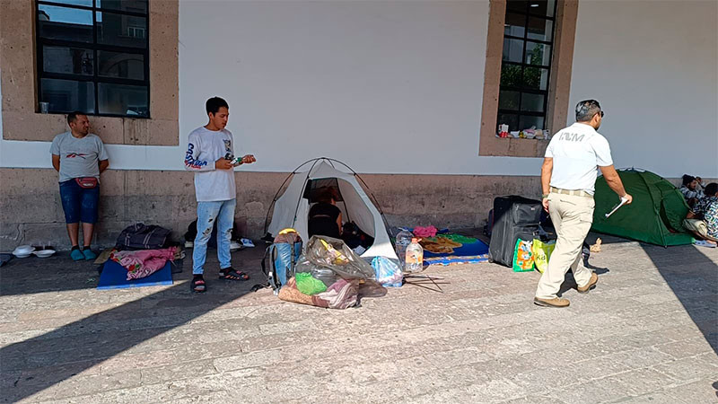 Trasladan a migrantes que llegaron a Morelia a albergue temporal 