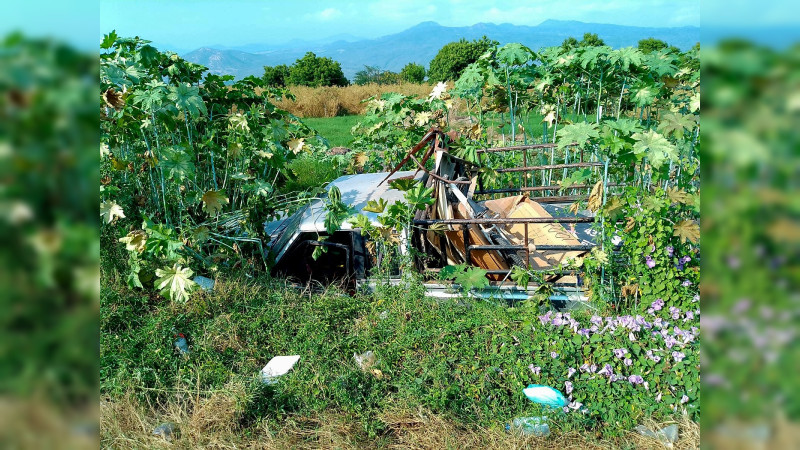 Cae camioneta en un canal de aguas residuales en Apatzingán, Michoacán; hay dos lesionados