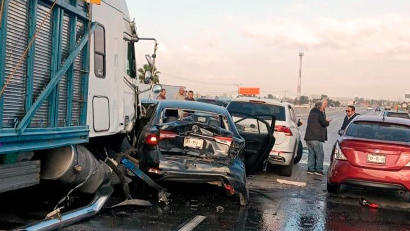 Carambola en la autopista 57 de Querétaro dejó severos daños materiales  