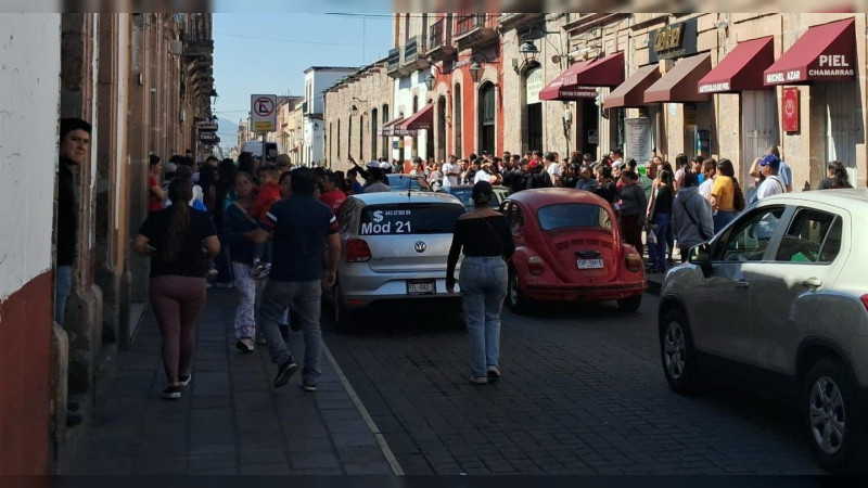 Comerciantes retienen en a mujeres en Capuchinas, Morelia: Las acusan de secuestradoras de niños 