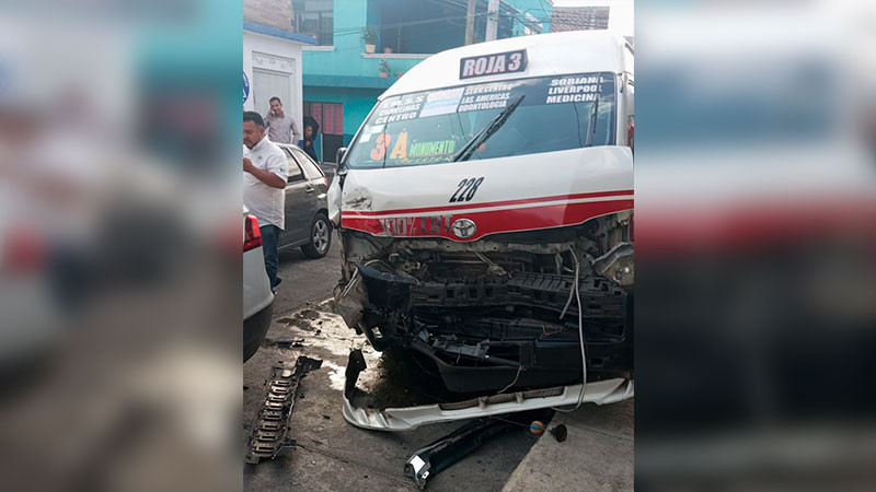 Deja tres heridos choque de combi de la ruta Roja 3 de Morelia, Michoacán 