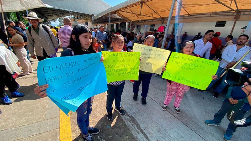 Entre muestras de apoyo y cariño reciben a Bedolla en la Feria del Molcajete 