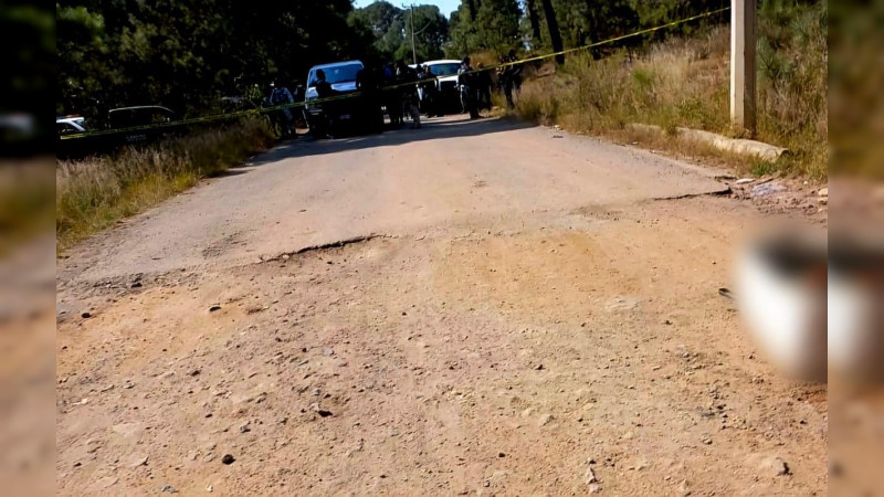 Hallan cuerpo desmembrado en carretera de Zinapécuaro, Michoacán: Sería víctima de ola de terror del viernes; habría más muertos y desaparecidos 