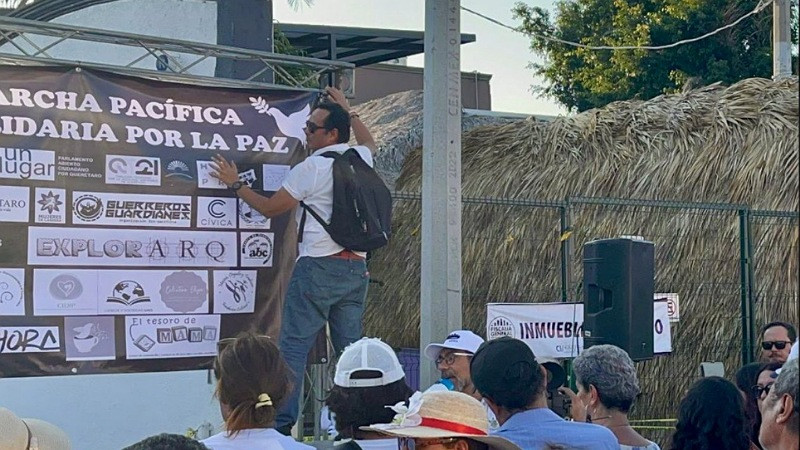 Marchan por la paz tras cumplirse una semana de ataque armado a bar de Querétaro 