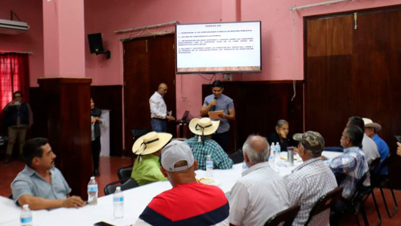 Ayuntamiento de Apatzingán entabla reuniones permanentes con campesinos de la zona 