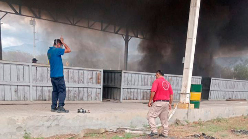 Sin pérdidas humanas tras incendio en empaque limonero, en Apatzingán