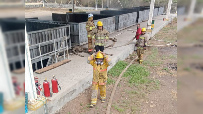 Sin pérdidas humanas tras incendio en empaque limonero, en Apatzingán