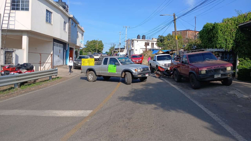 Bloquean la carretera Uruapan - Peribán, Michoacán: Exigen agua o quemarán huertas de aguacate 