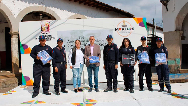 Entrega Conejo Alejos uniformes a Protección Civil Municipal en el 114 Aniversario de la Revolución Mexicana 