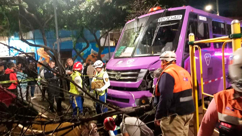 Choque de microbús deja saldo de al menos 5 heridos, en CDMX 