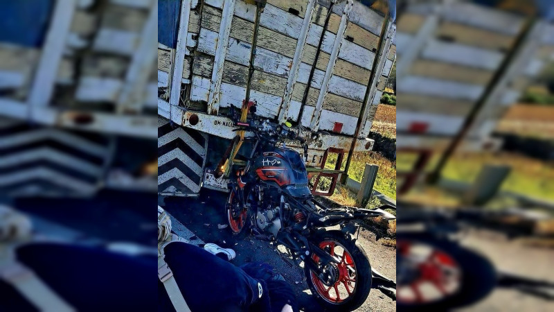 Motociclista pierde la vida al estrellarse contra camioneta en carretera de Zacapu, Michoacán 