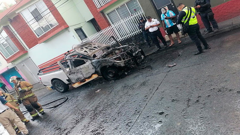 Se incendia camioneta en Uruapan, Michoacán; solo hubo daños materiales 