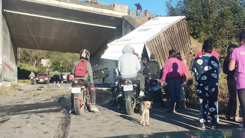 Saldo de 4 personas sin vida deja volcadura en la carretera Xalapa-Banderilla 