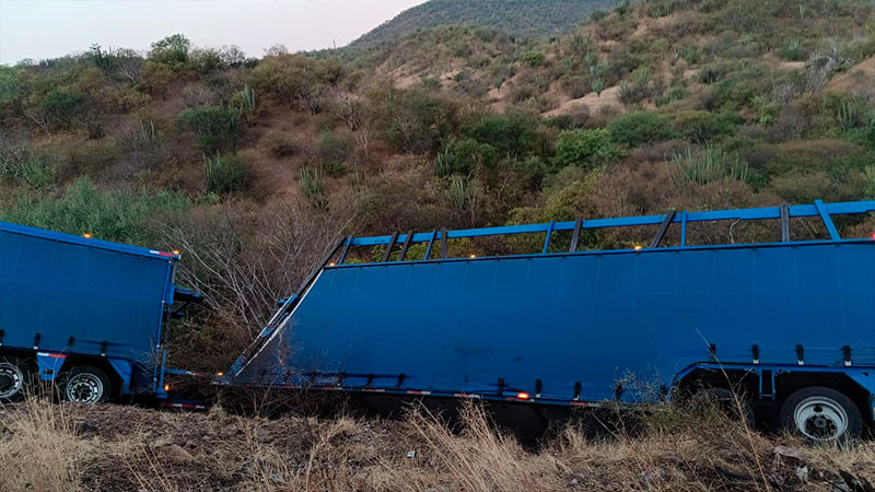 Tráiler se sale del camino en la autopista Siglo XXI, solo hubo daños materiales 