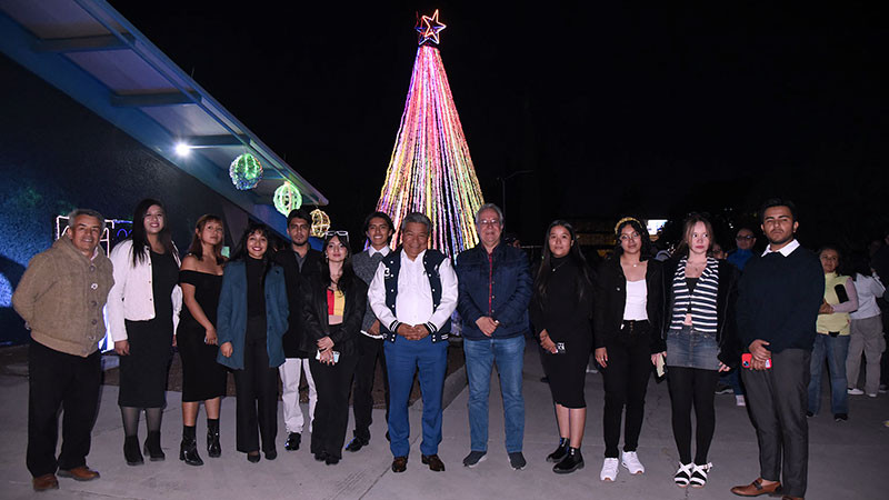 Encienden en la Universidad Tecnológica de Querétaro árbol navideño tecnológico y sostenible 