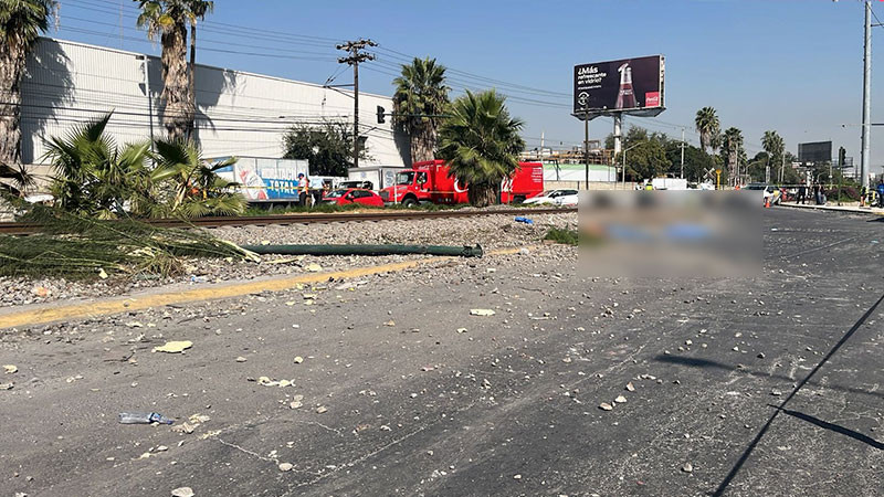 Tren impacta a tráiler, deja dos hombres muertos en Monterrey, Nuevo León 