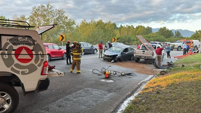 Automóvil cae de puente vehicular en Monterrey; hay 2 lesionados 