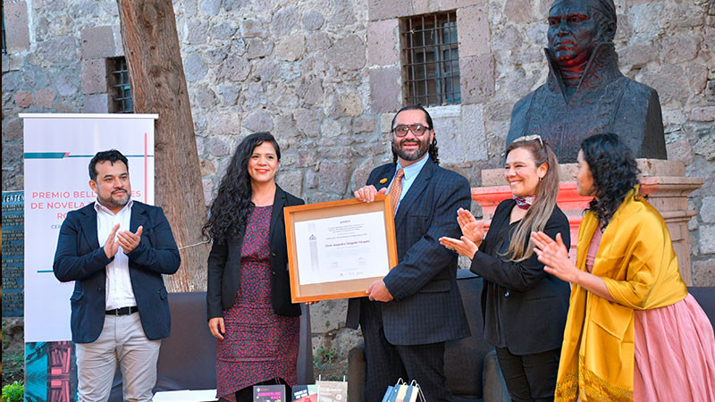 Recibe Omar Delgado el Premio Bellas Artes de Novela 